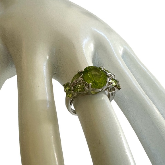 Beautiful chartreuse green peridot ring 💚 - Picture 8 of 16